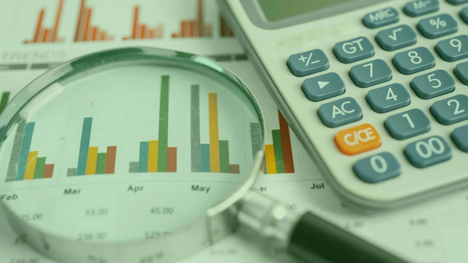 Em quais ações investir: gráficos e calculadora para comparar indicadores financeiros.