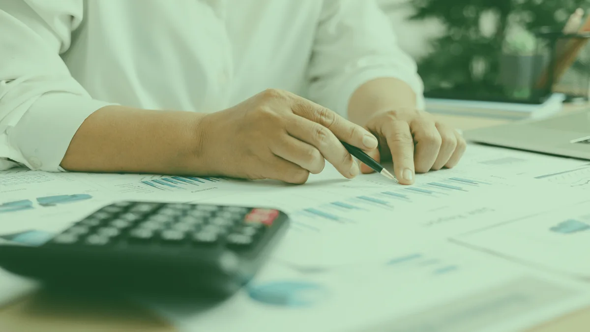 Calculadora de ações e dividendos: planejamento com calculadora e anotações