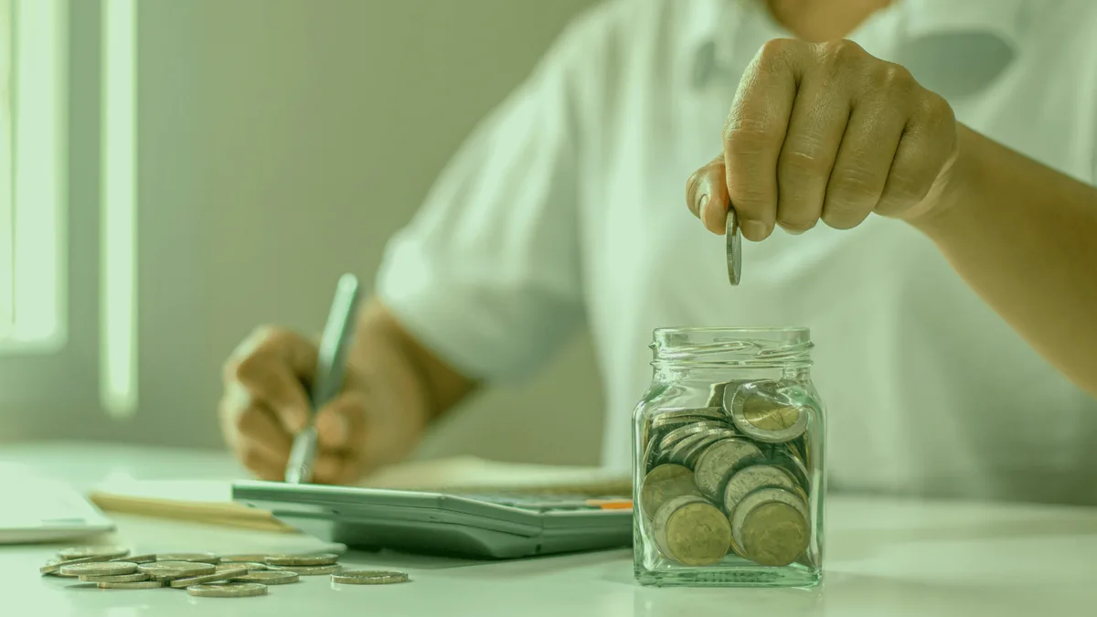 Calculadora de dividendos reinvestidos: moedas adicionadas a um pote durante o planejamento