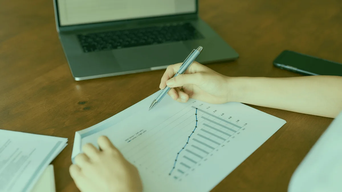 Calculadora de rendimentos: anotações de crescimento ao lado de um notebook