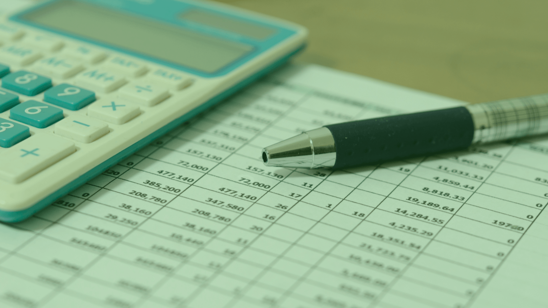 acciones infravaloradas ratio PE vs PB cuando usar cada uno empresas industriales tecnologicas financieras